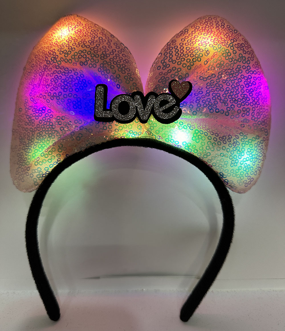 LED Işıklı Love Yazılı Pembe Fiyonk Taç kullanım görseli